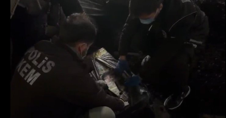 Kömür yüklü tırın dorsesinden binlerce kaçak ürün çıktı