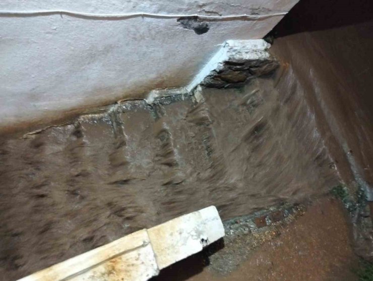 Marmaris’te sağanak etkili oldu, su baskınları oluştu