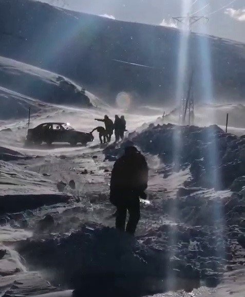 Sincik-Malatya yolunda mahsur kalan araç kurtarıldı