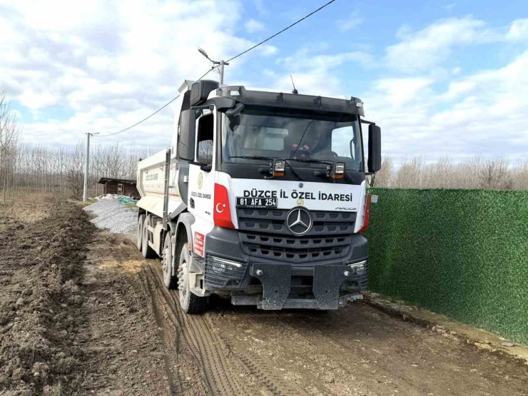 Düzce’de köy yollarında bakım çalışmaları sürüyor