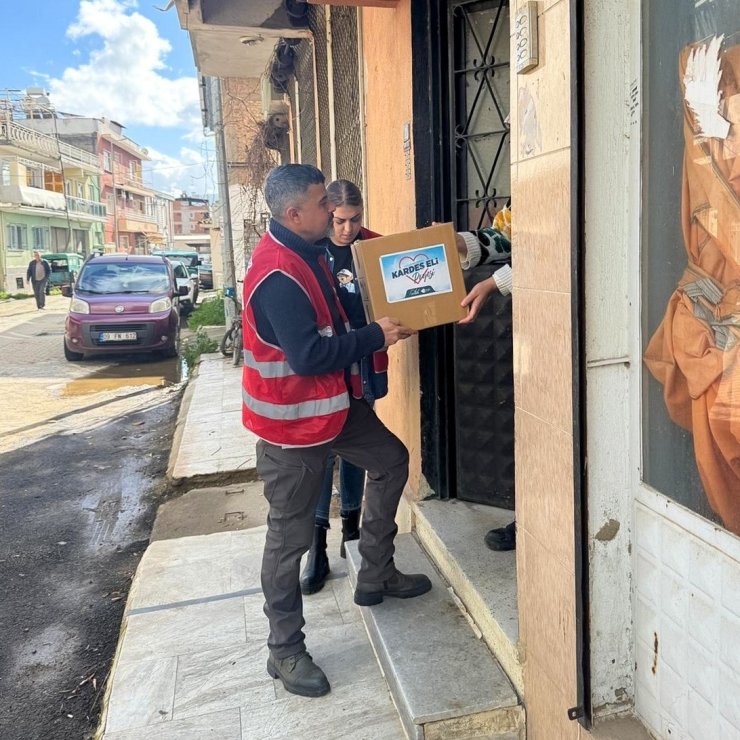 Efeler’in ’Kardeş Eli’ projesi ihtiyaç sahibi vatandaşlara destek oldu