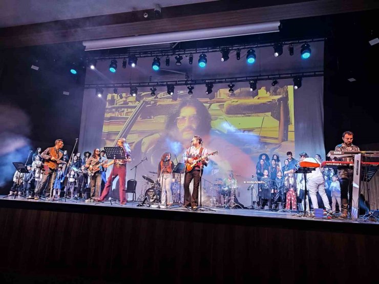 Kocaeli’de öğrenciler Barış Manço şarkılarıyla yarıştı