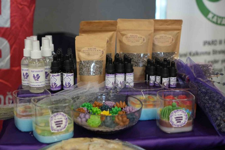 Lavanta kadınların elinde çeşitli ürünleri dönüşüyor: Yağ, mum, kolonya