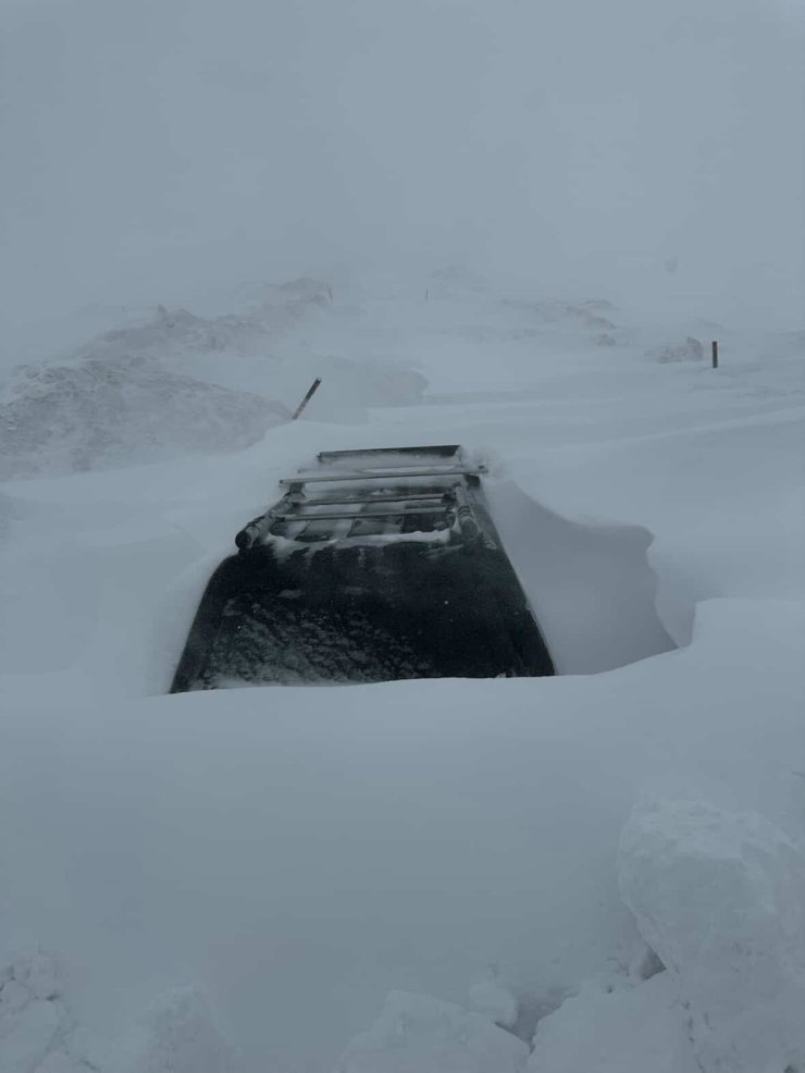 Kar kalınlığı 2 metreyi buldu, araçlar kara gömüldü