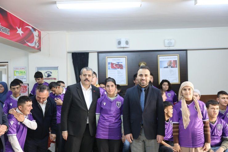 Vezirköprü’de özel öğrencilere Samsunspor forması sürprizi