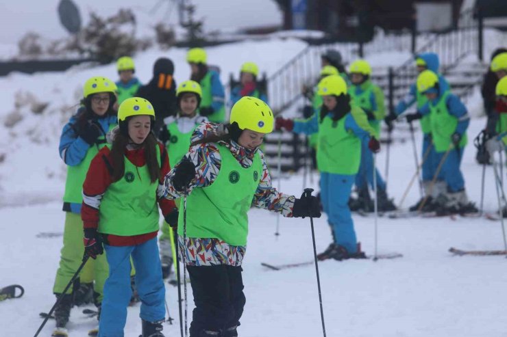 Hayatında ilk kez Uludağ’a çıktılar: "1000 Çocuk Kayak" projesiyle yüzlerce öğrenci karla buluştu