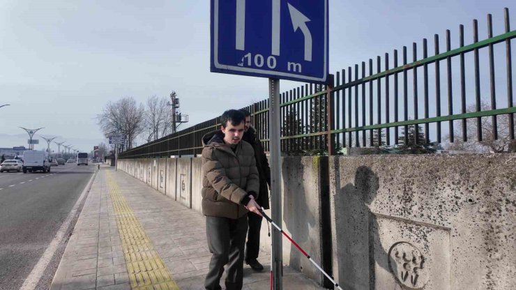 Görme engellilerin şehirdeki zorlu mücadelesi saniye saniye görüntülendi