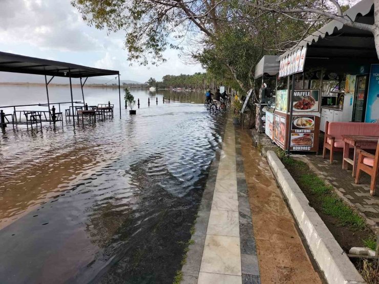 Köyceğiz Gölü’nde taşkın devam ediyor
