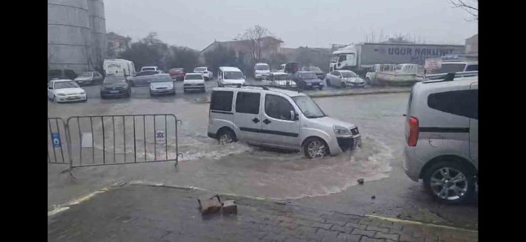 Sağanak yağış hayatı olumsuz etkiledi