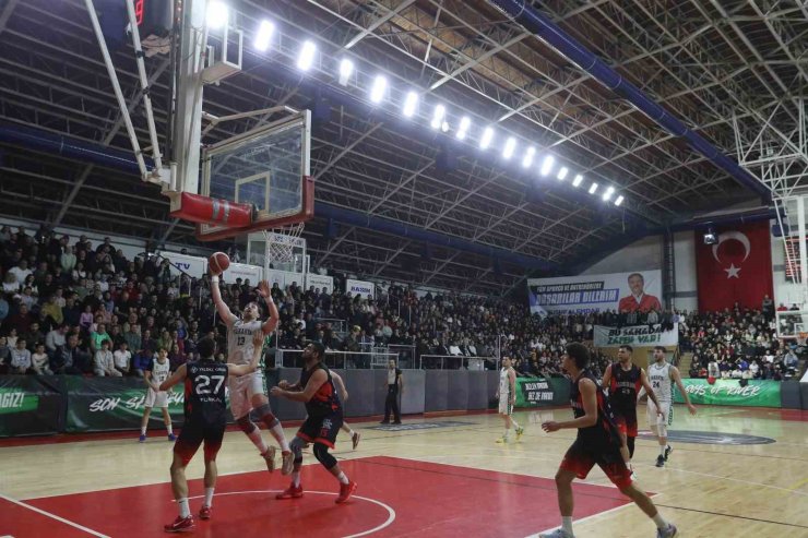 Sakarya Büyükşehir Basketbol liderliğini sürdürdü