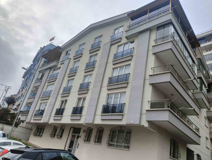 Mamak’taki toprak kayması apartmanların yıkılma riskini artırdı