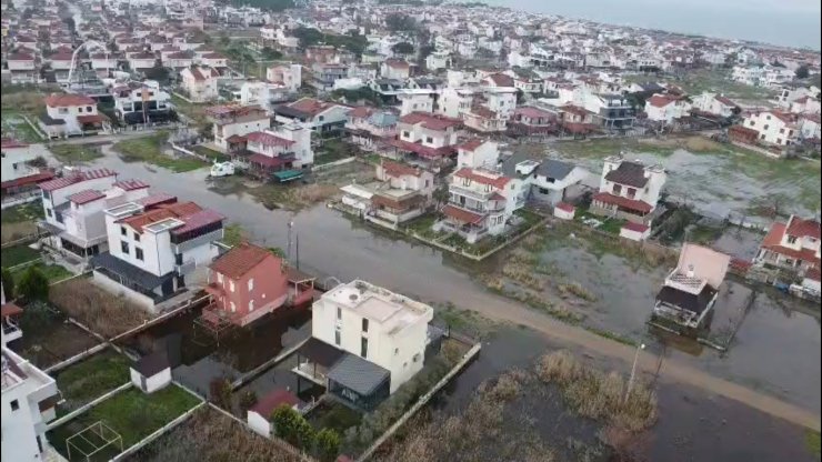 Dikili’de yağış durdu, sular kaldı