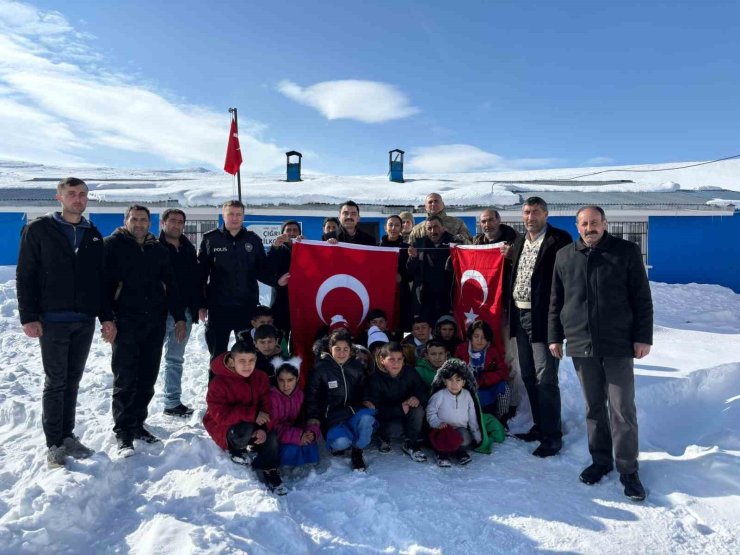 Susuz Kaymakamı Tutal’dan öğrencilere anlamlı mesaj