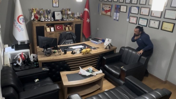 Boğazına lokma kaçan sağlık çalışanı kendi uyguladığı Heimlich manevrasıyla hayata tutundu