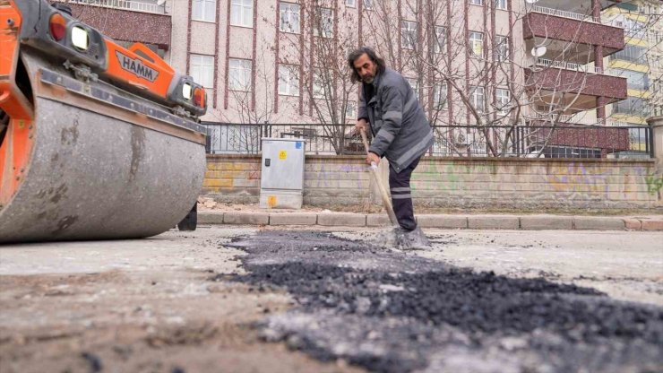 Elazığ’da asfalt yama uygulaması sürüyor