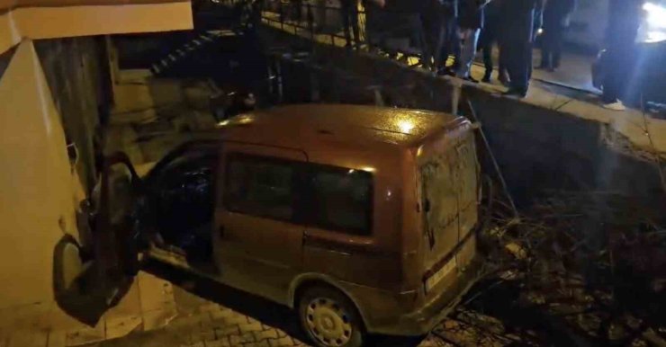 Otomobille çarpışan hafif ticari araç apartman boşluğuna savruldu: 2 yaralı