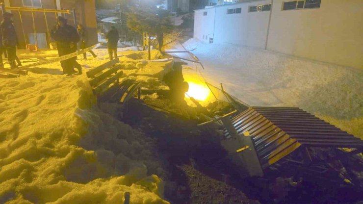 Hakkari’de istinat duvarı çöktü