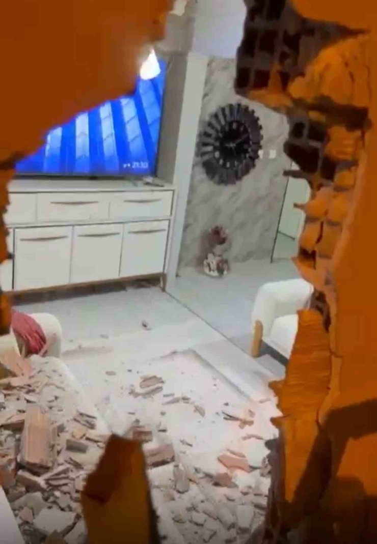 Evinde otururken, kamyonetin çarptığı duvarın altında kalarak yaralandı