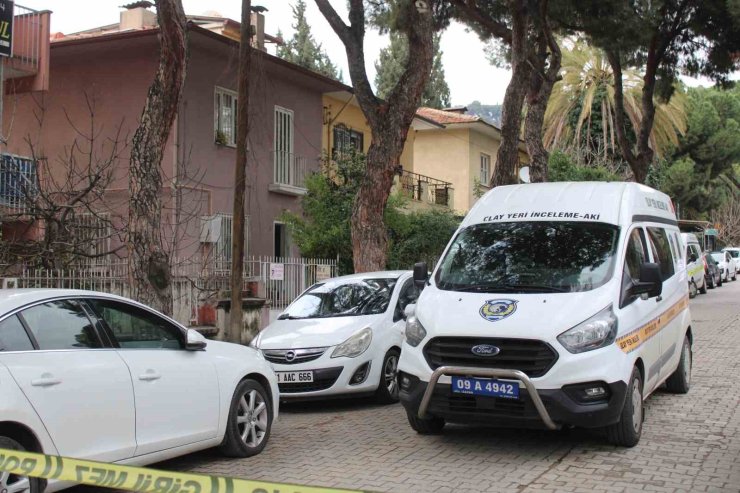 Bıçaklanarak öldürülen yaşlı çiftin evinde incelemeler sürüyor