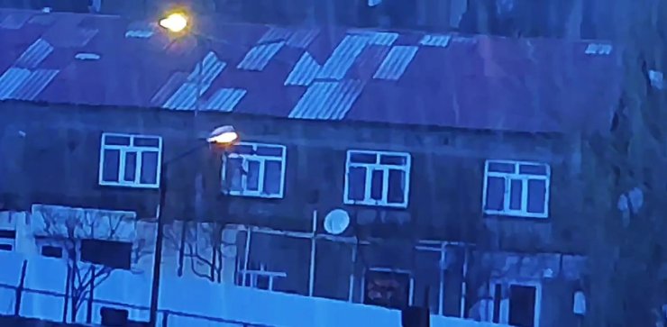 Bitlis’te çakan şimşekler geceyi gündüze çevirdi