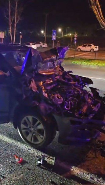 Temizlik aracına çarpan otomobil hurdaya döndü