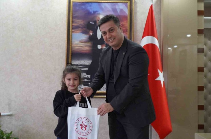 Müdür Öztürk’ten minik satranççı Deniz Erol’a övgü