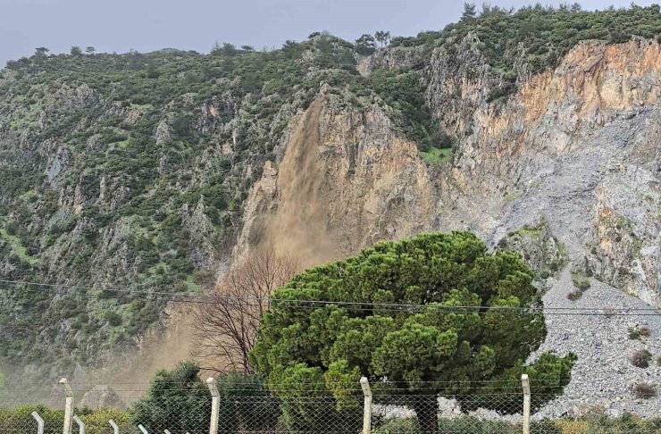 Söke’de dağdan akan sular adeta şelaleye döndü