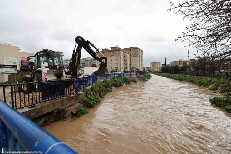 İzmir’de sağanak yağış: Büyükşehir ekipleri seferber oldu