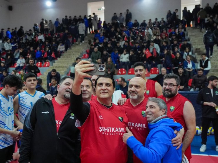 Yılmaz, parkede gençlerle kozlarını paylaştı