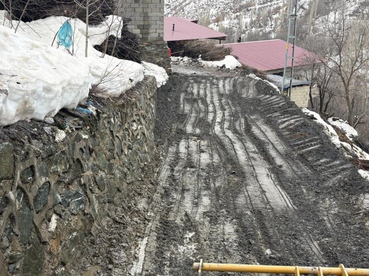 Siirt’te sağanak yağış kayaları yola devirdi, ekipler yolu ulaşıma açtı