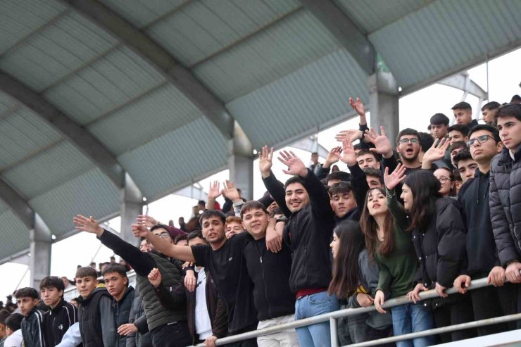 Adana’da liseli gençlerin maç heyecanı çıkan kavgayla yarıda kaldı