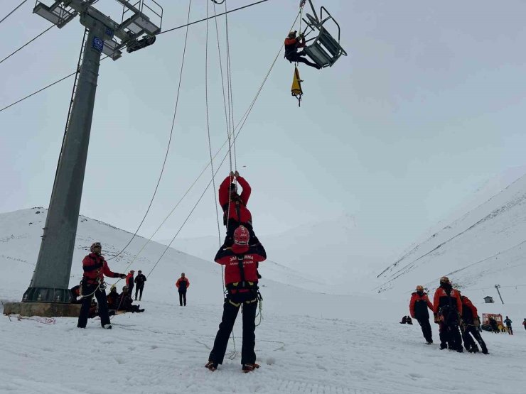 Van’da nefes kesen çığ tatbikatı gerçeği aratmadı