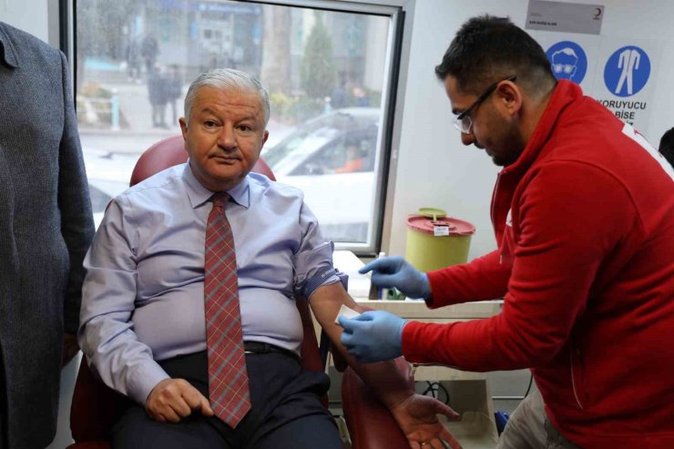 Aksaray’da kan bağışı kampanyasına Vali Duru da katıldı