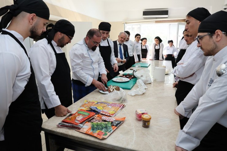 ALKÜ’lü öğrenciler Uzak Doğu mutfağını uzmanından öğreniyor