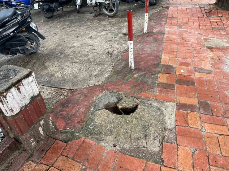 Buldan’da ATM önündeki çukur tehlike saçıyor