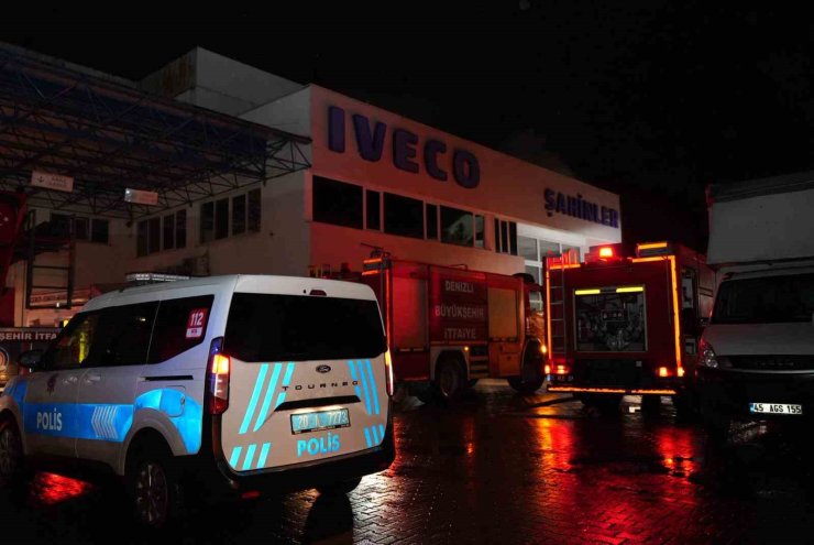 Yetkili otomotiv servisi deposunda korkutan yangın