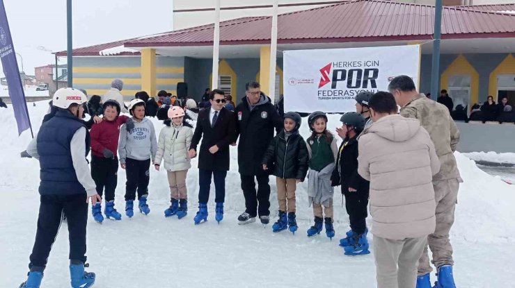 Kaymakam çocukları kırmadı, onları buz pateni hayallerine kavuşturdu