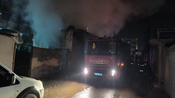 Kırıkhan’da metruk binadan alevler yükseldi