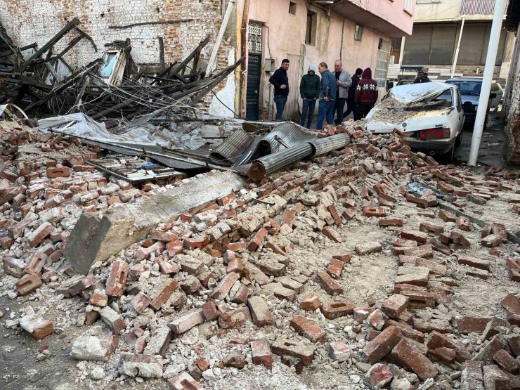 Sağanak yağış Sarıgöl’de metruk bir binayı yıktı