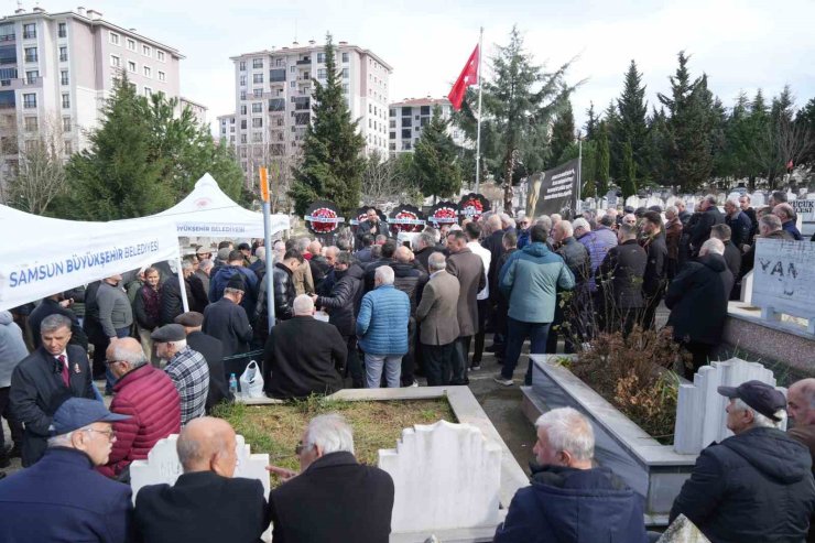 Ozan Arif, 7. ölüm yıl dönümünde mezarı başında anıldı