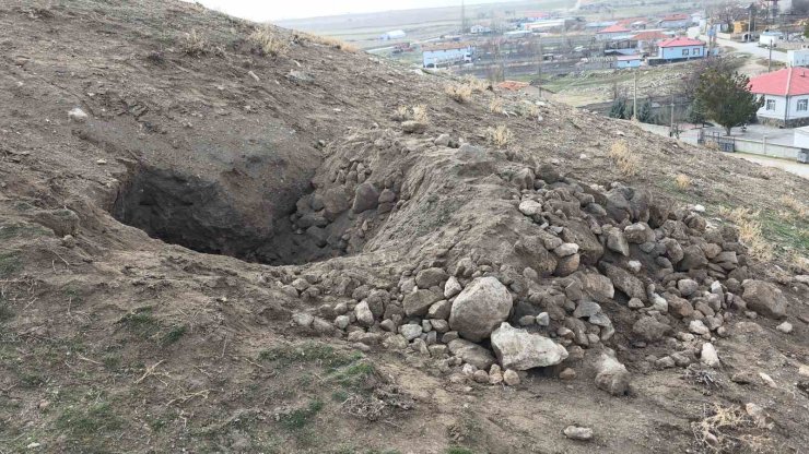 Aksaray’da tarihi höyükte kaçak kazı köylüleri tedirgin ediyor