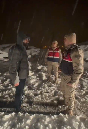 Karda mahsur kalan vatandaşı jandarma kurtardı