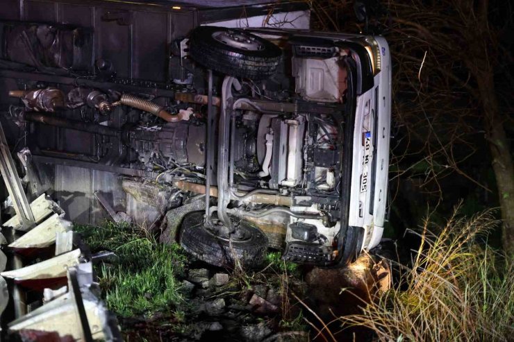 Kamyon bariyerlerde askıda kaldı, sürücü hafif yaralandı