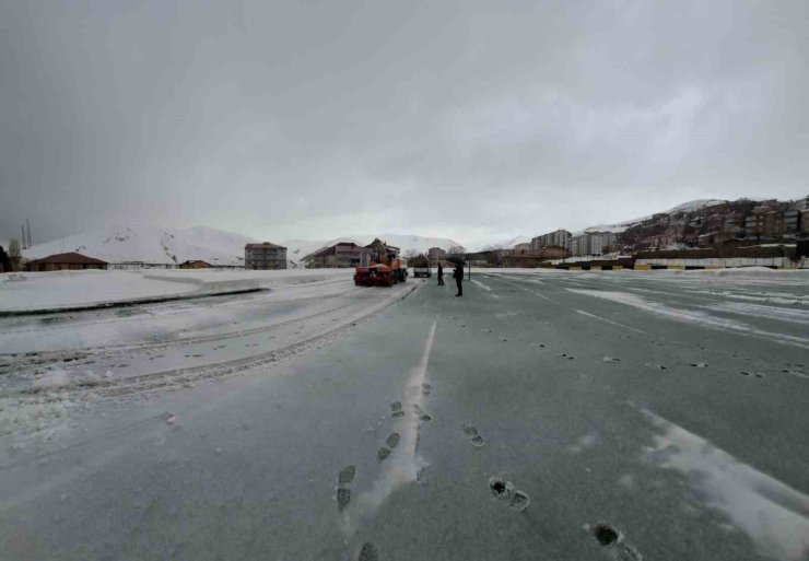 Karla kaplanan stadyum kısa sürede maçlara hazırlandı