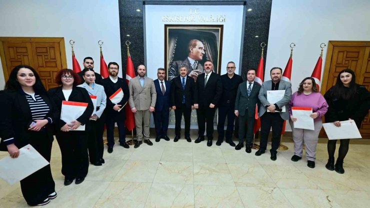 Gazeteciler basın kartlarını Vali Yılmaz’dan aldı