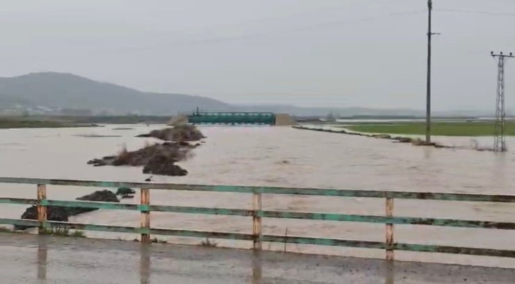 İslahiye’de sağanak sonrası ev ve tarlaları su bastı