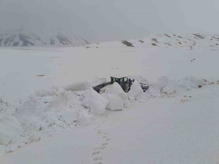 Hakkari’de 19 köy ve 38 mezra yolu ulaşıma açıldı