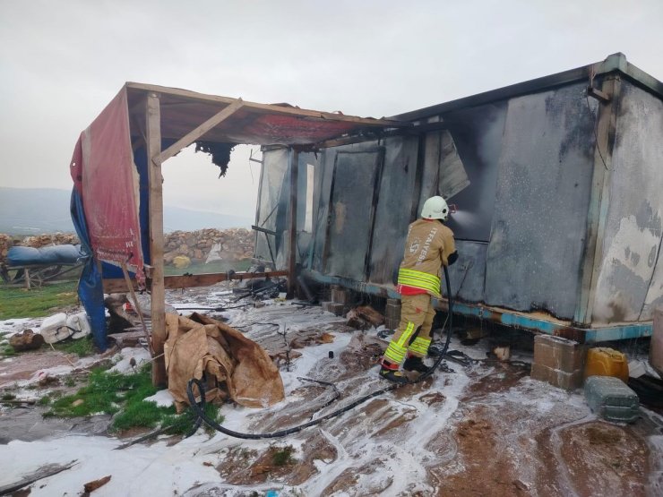 Reyhanlı’da alevlere telsim olan konteyner yandı