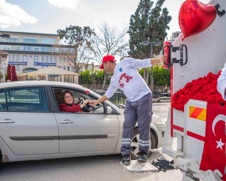Kuşadası’nda çöp kamyonu sevgi dağıttı
