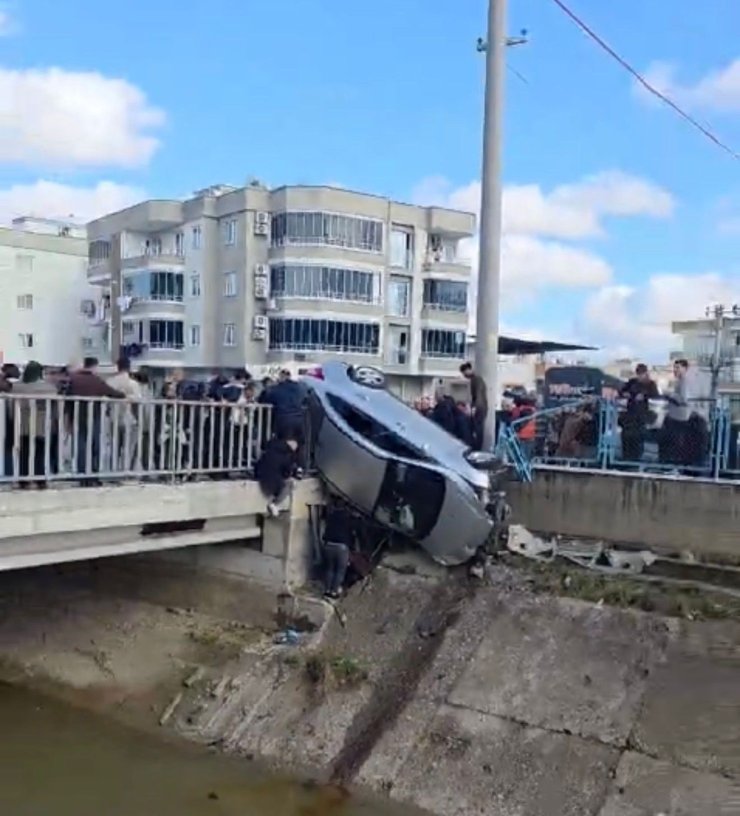 Kaza yapan araç köprünün korkuluklarında asılı kaldı, facia ucuz atlatıldı